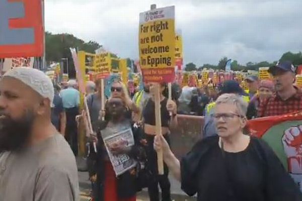 【イギリス】移民賛成派がデモで勝利宣言、極右の移民反対派を数で上回る