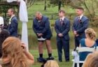 結婚式で花婿の付添人のズボンがずり落ちる、SNSの動画が話題に