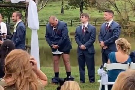 結婚式で花婿の付添人のズボンがずり落ちる、SNSの動画が話題に