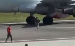 イタリアの空港で、男性が自ら旅客機のエンジンに飛び込み、自殺