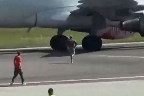 イタリアの空港で、男性が自ら旅客機のエンジンに飛び込み、自殺