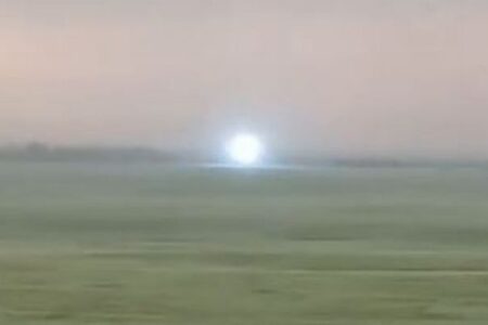 カナダで不可解な光る球体を目撃、球電現象か？