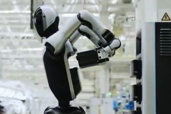 中国の企業、自らバッテリーを交換するヒューマノイド・ロボットを開発