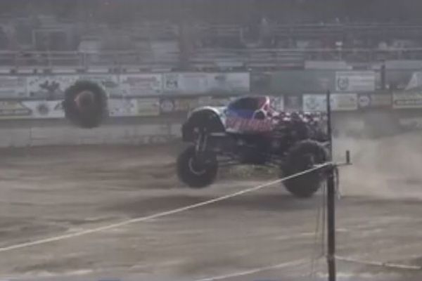 「モンスター・トラック」のタイヤが外れ、駐車場の車を押し潰す【動画】
