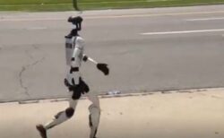米の道路をヒト型ロボットが普通に歩いていく、通行人もびっくり【動画】