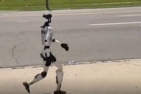 米の道路をヒト型ロボットが普通に歩いていく、通行人もびっくり【動画】