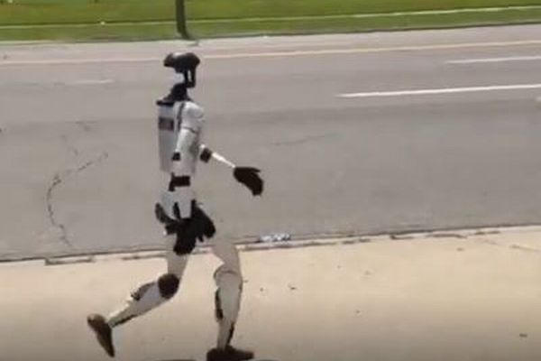 米の道路をヒト型ロボットが普通に歩いていく、通行人もびっくり【動画】