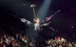 ケイティ・ペリーがコンサート中、乗り物から落下しそうになる【動画】
