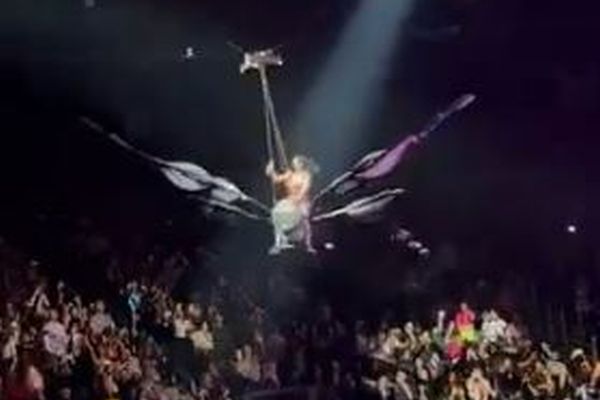 ケイティ・ペリーがコンサート中、乗り物から落下しそうになる【動画】