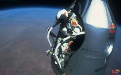 成層圏からのジャンプに成功したスカイダイバー、パラグライダーの事故で死亡