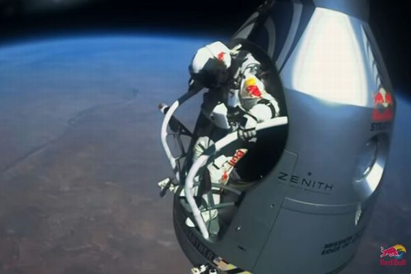 成層圏からのジャンプに成功したスカイダイバー、パラグライダーの事故で死亡
