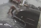 自動車修理工が、コントロール不能の車に股間のモノを潰される