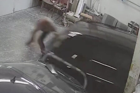 自動車修理工が、コントロール不能の車に股間のモノを潰される