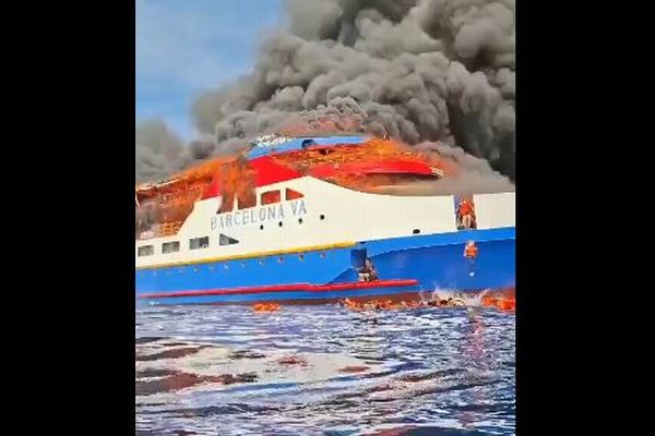 インドネシアで大型フェリーが炎上、乗客が海へ次々飛び込む【動画】