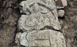 ポーランドで中世の騎士の墓を発見、石板に見事な彫刻が描かれていた