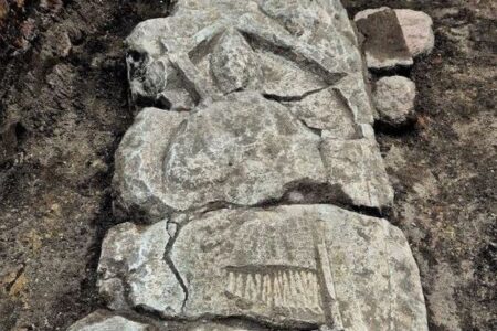 ポーランドで中世の騎士の墓を発見、石板に見事な彫刻が描かれていた