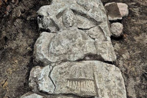 ポーランドで中世の騎士の墓を発見、石板に見事な彫刻が描かれていた