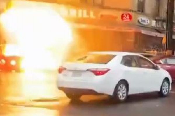 ニューヨーク市で突然、マンホールが爆発、炎が噴き出す【動画】