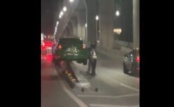 道路の壁の上に車、絶妙なバランスで止まっていた【動画】