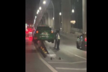 道路の壁の上に車、絶妙なバランスで止まっていた【動画】