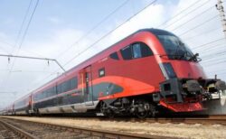 走行する高速鉄道の外側にしがみついていた男性、生き残る【オーストリア】