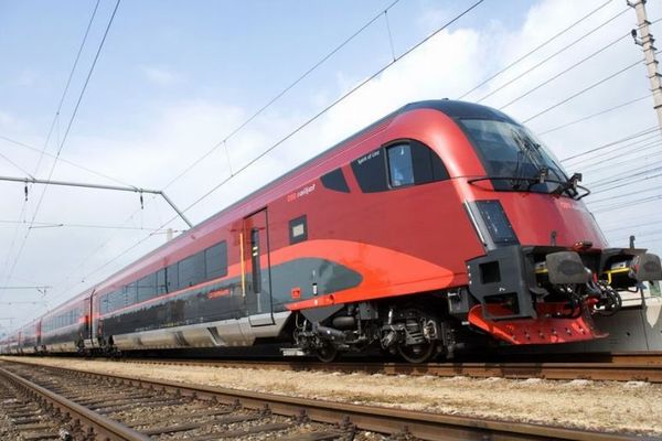 走行する高速鉄道の外側にしがみついていた男性、生き残る【オーストリア】