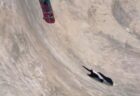 道路の壁の上に車、絶妙なバランスで止まっていた【動画】