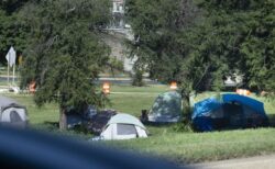 トランプ氏、ゴルフ場の途中にいるホームレスに退去命令