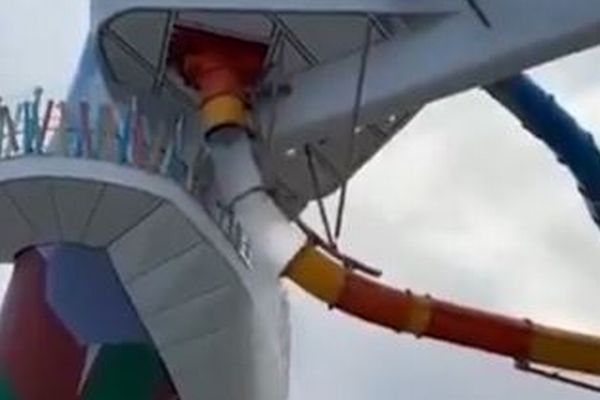 豪華クルーズ船でウォータースライダーが破損、1人が負傷