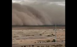 アリゾナ州の都市に巨大な砂嵐が接近、あたりが真っ暗になる