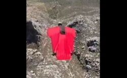 ウィングスーツ競技の男性、人間による飛行の限界に挑む