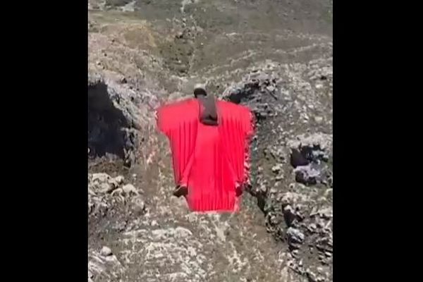 ウィングスーツ競技の男性、人間による飛行の限界に挑む
