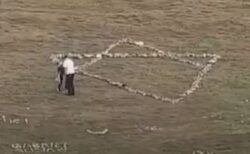 ユダヤ人の観光客、イギリスで石の十字架を解体し、ダビデの星を作る【動画】