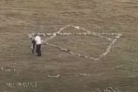 ユダヤ人の観光客、イギリスで石の十字架を解体し、ダビデの星を作る【動画】