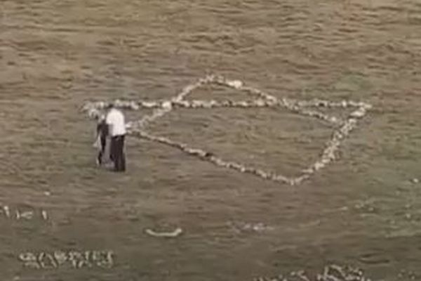 ユダヤ人の観光客、イギリスで石の十字架を解体し、ダビデの星を作る【動画】