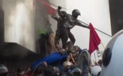 インドネシアで大規模なデモ、男性が警察車両に轢かれ、さらに拡大