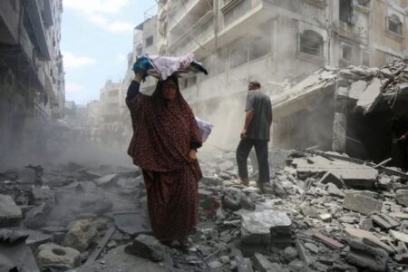 イスラエル軍、パレスチナ人の強制移住のため、ガザ市への空爆を強化