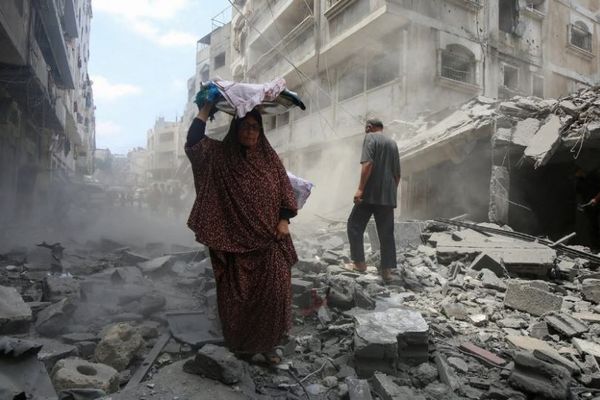 イスラエル軍、パレスチナ人の強制移住のため、ガザ市への空爆を強化
