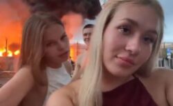 ロシア人の女性ら、ウクライナの攻撃で炎上した施設を背景に自撮り