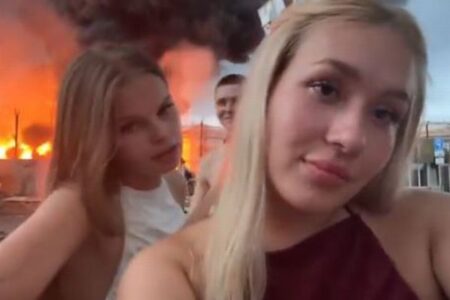 ロシア人の女性ら、ウクライナの攻撃で炎上した施設を背景に自撮り