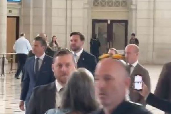 首都の駅を訪れたJ・D・バンス副大統領、人々から強烈なブーイングを浴びる
