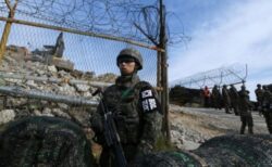 韓国軍が、国境を越えた北朝鮮兵に警告射撃