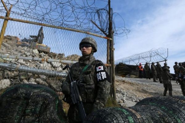 韓国軍が、国境を越えた北朝鮮兵に警告射撃