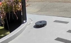 お掃除ロボット、道路にまで出てしまい、車に轢かれる【動画】