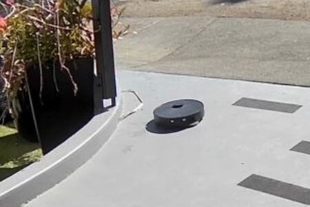 お掃除ロボット、道路にまで出てしまい、車に轢かれる【動画】