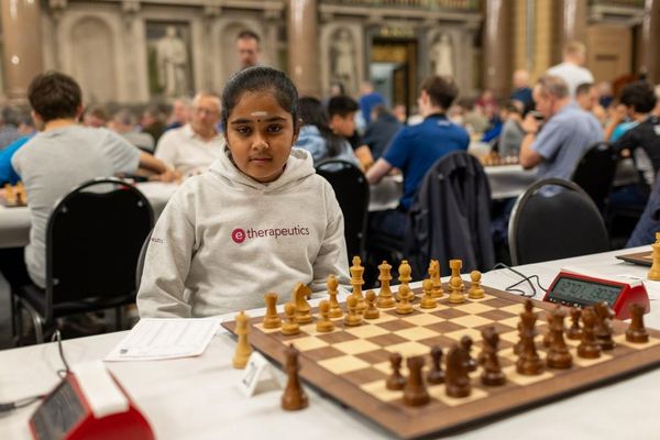 10歳の少女、チェスのグランドマスターを破り、史上最年少の記録更新