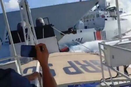南シナ海で中国海軍と海警局の船が衝突、フィリピンの船舶を追跡中【動画】