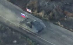 ロシア軍の兵員輸送車、アメリカの国旗を掲げ走行【動画】