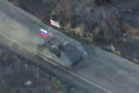 ロシア軍の兵員輸送車、アメリカの国旗を掲げ走行【動画】