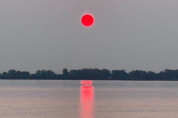 カナダで山林火災が拡大、空気の質が悪化し警戒アラートを発令